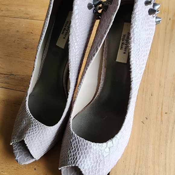 Vera Wang high heels size 8 beige patterned with studs and rhinestones - Picture 5 of 7